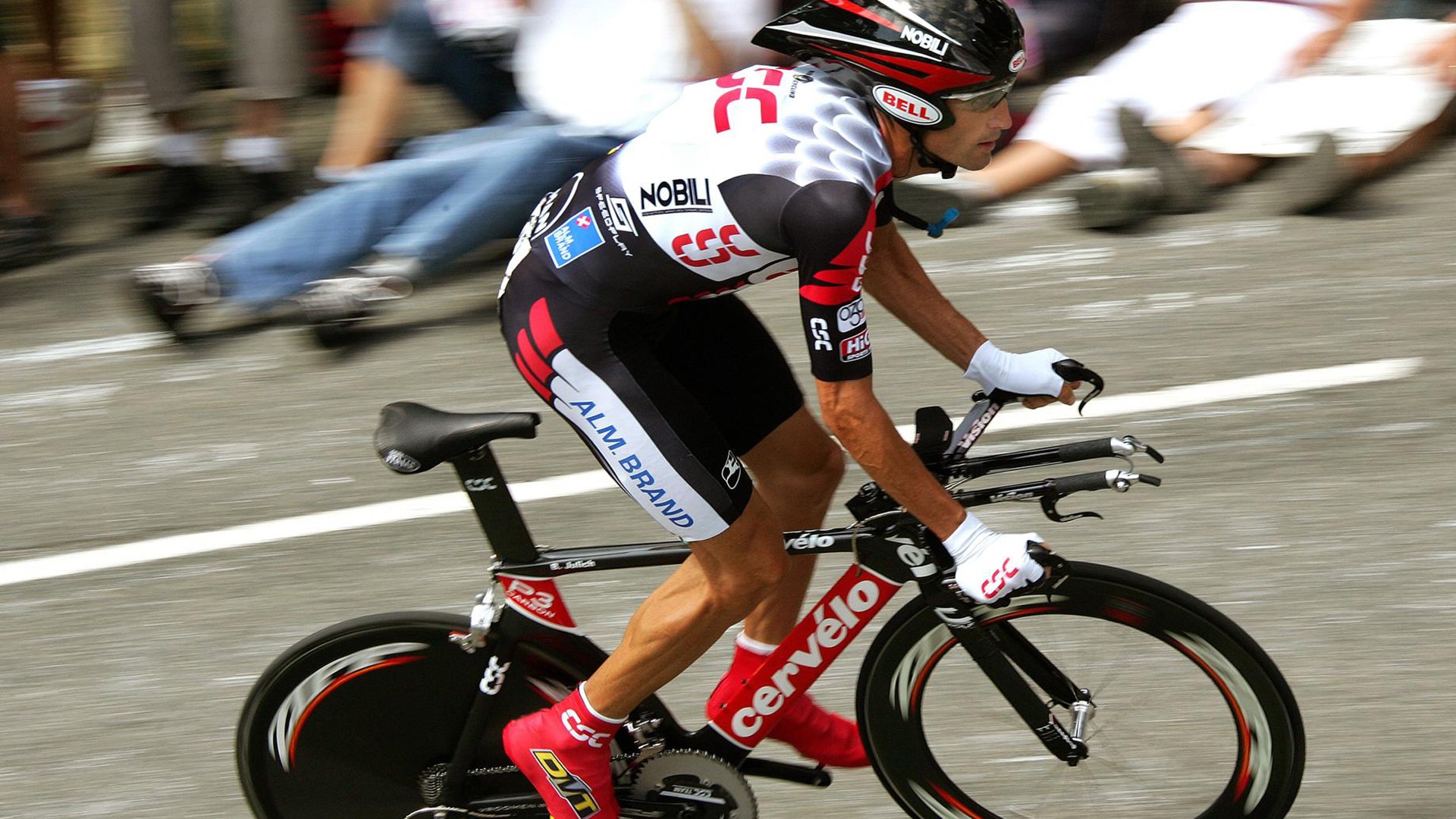 开云全站下载-蹦床创新竞技表演，空中舞者挑战极限，蹦床特技视频